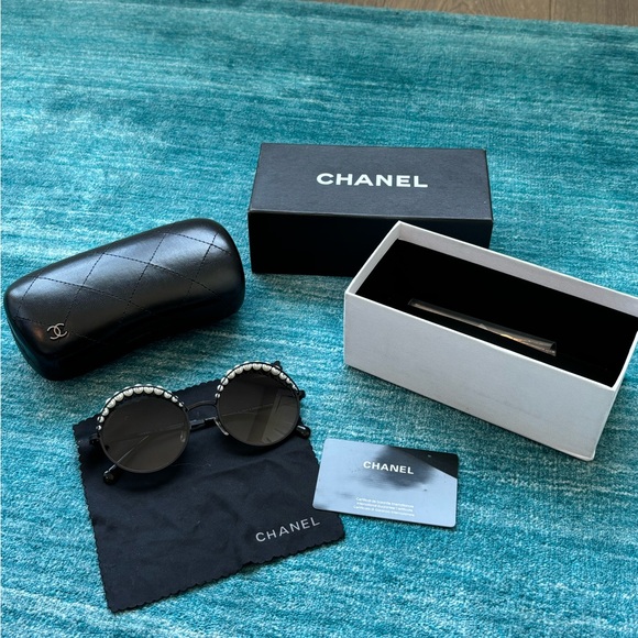 Chanel matte black & pearl sunglasses - Picture 5 of 5